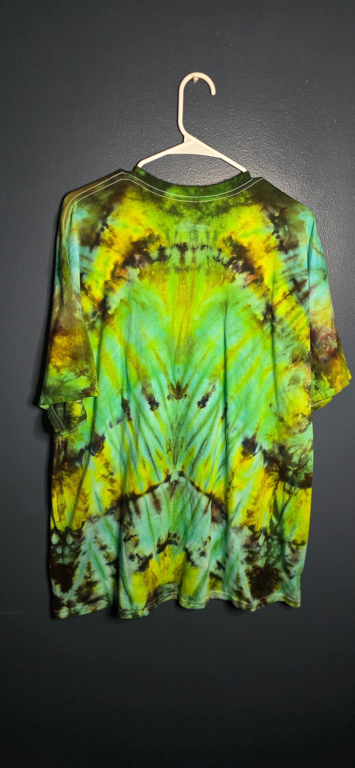 🌿 VIBRANT FOREST TIE-DYE TEE — SIZE 2XL