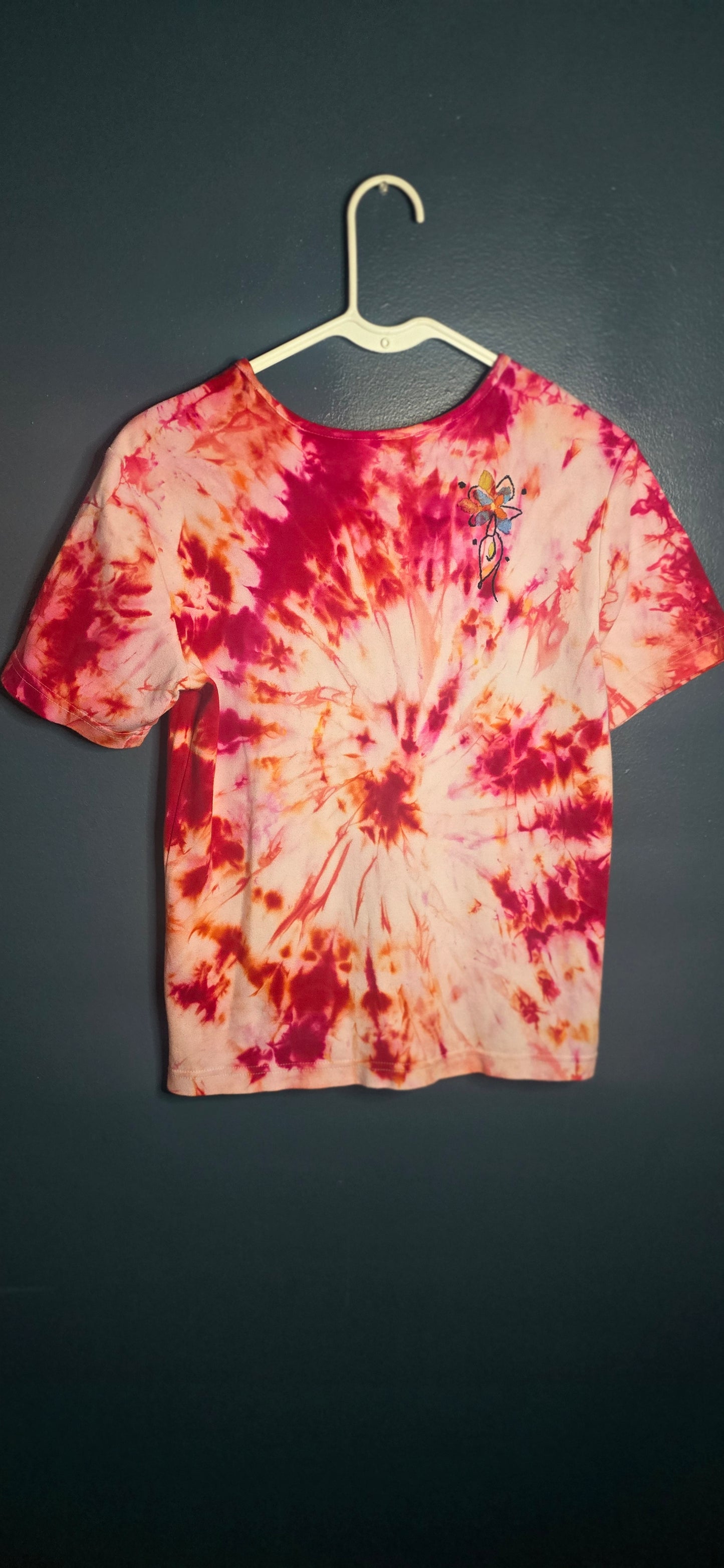 🌺 Floral Burst Tie-Dye Tee – Size Small