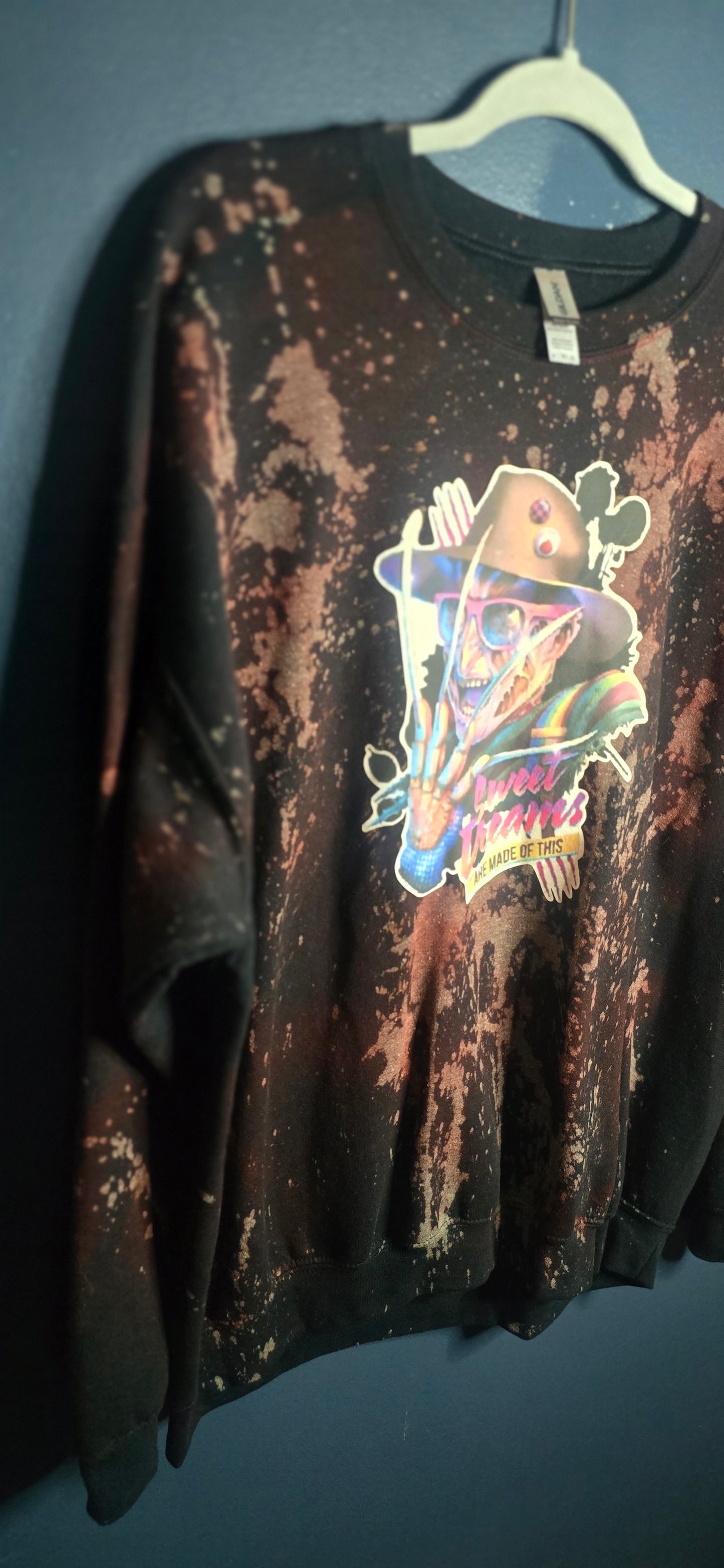 Gildan Crewneck Sweatshirt XL Unisex “Sweet Dreams Are Made of This” Graphic Black