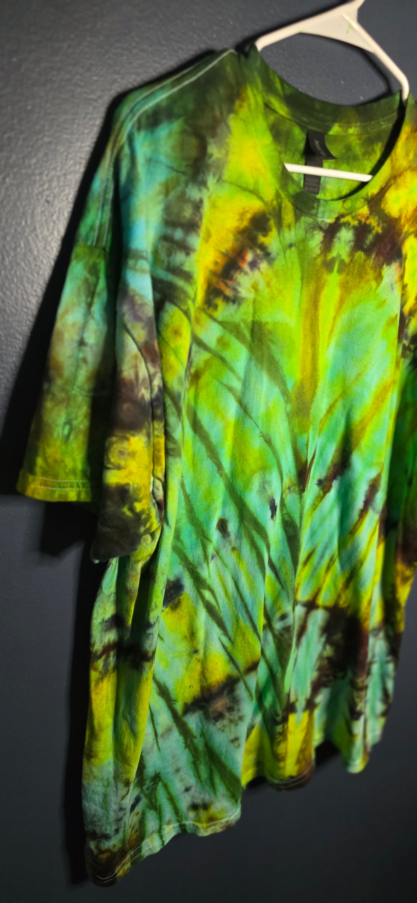 🌿 VIBRANT FOREST TIE-DYE TEE — SIZE 2XL
