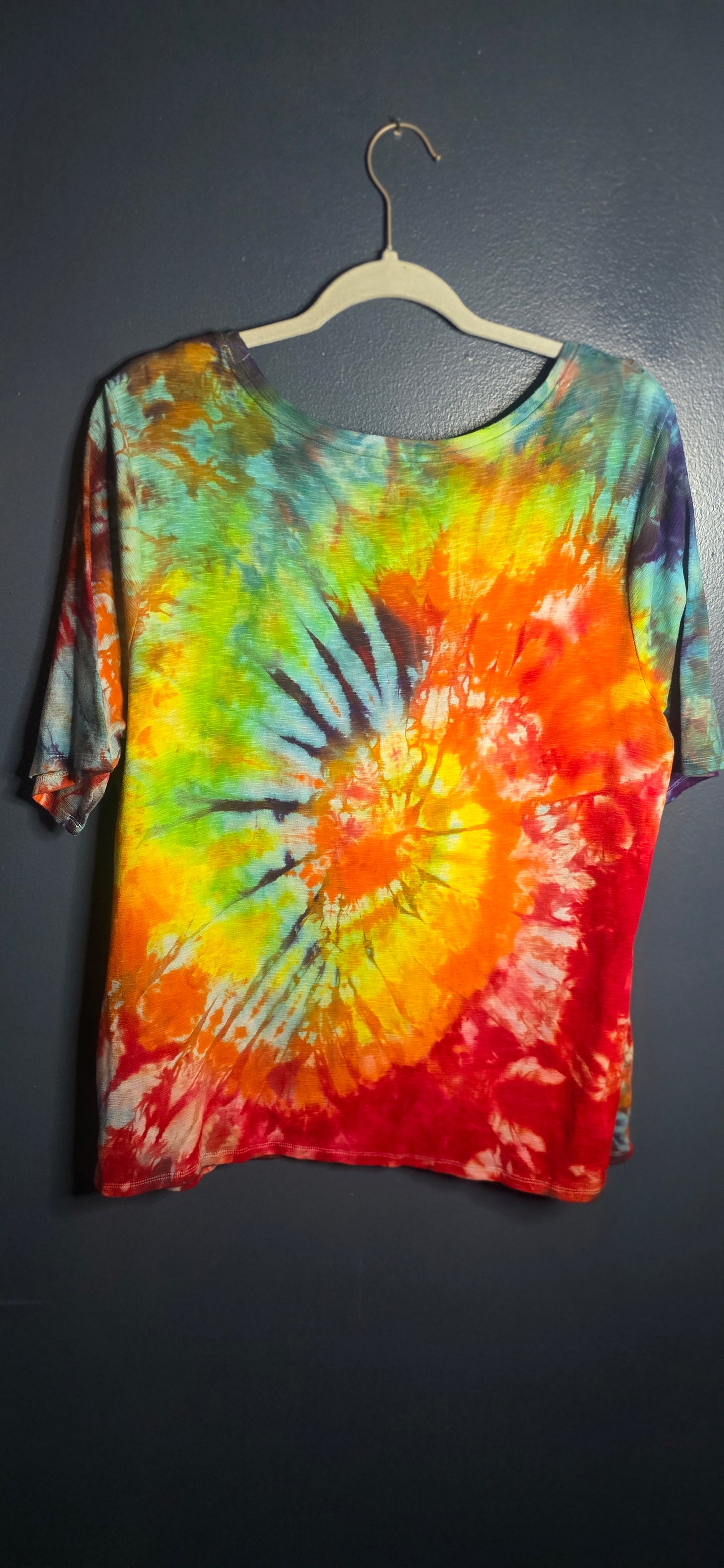 🌈 SUNBURST EYELET RAINBOW TIE-DYE TOP — SIZE XXL
