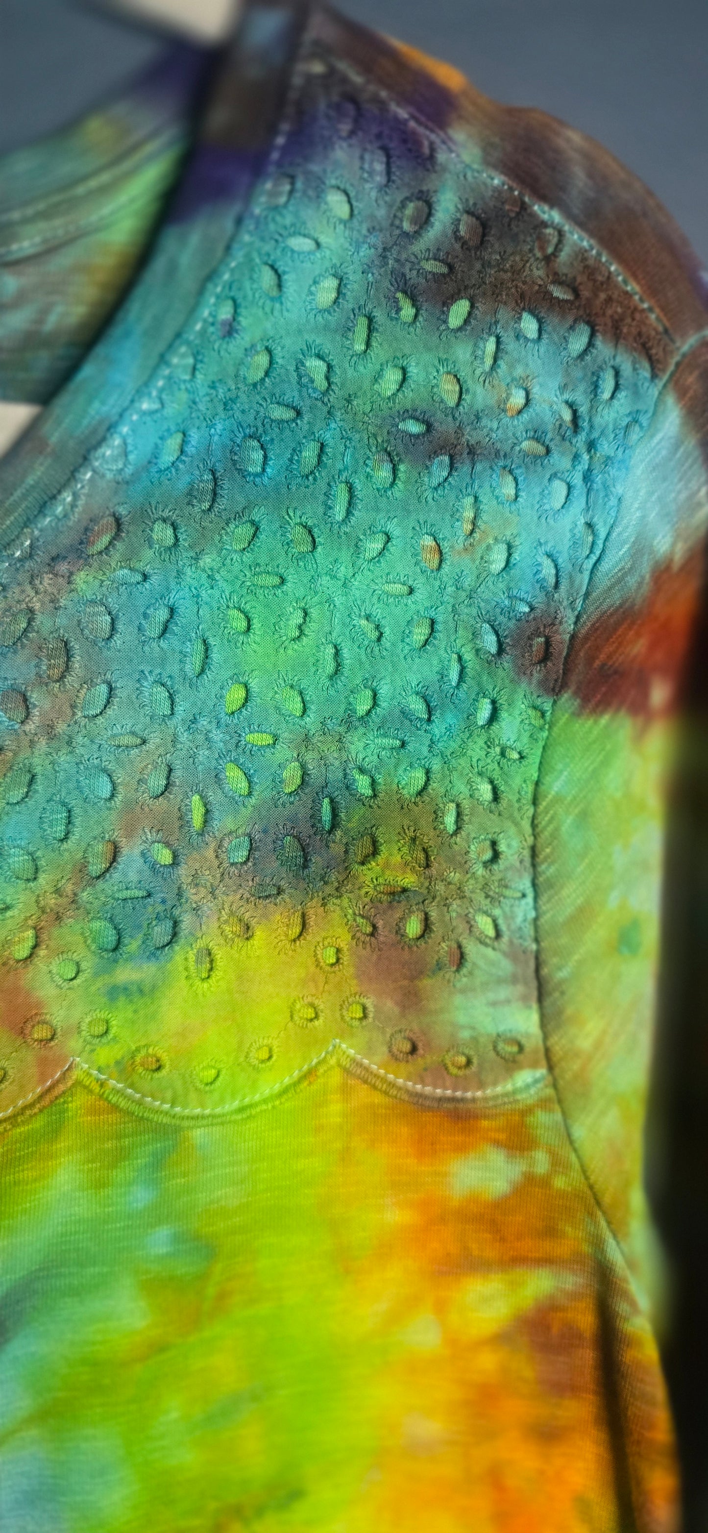 🌈 SUNBURST EYELET RAINBOW TIE-DYE TOP — SIZE XXL