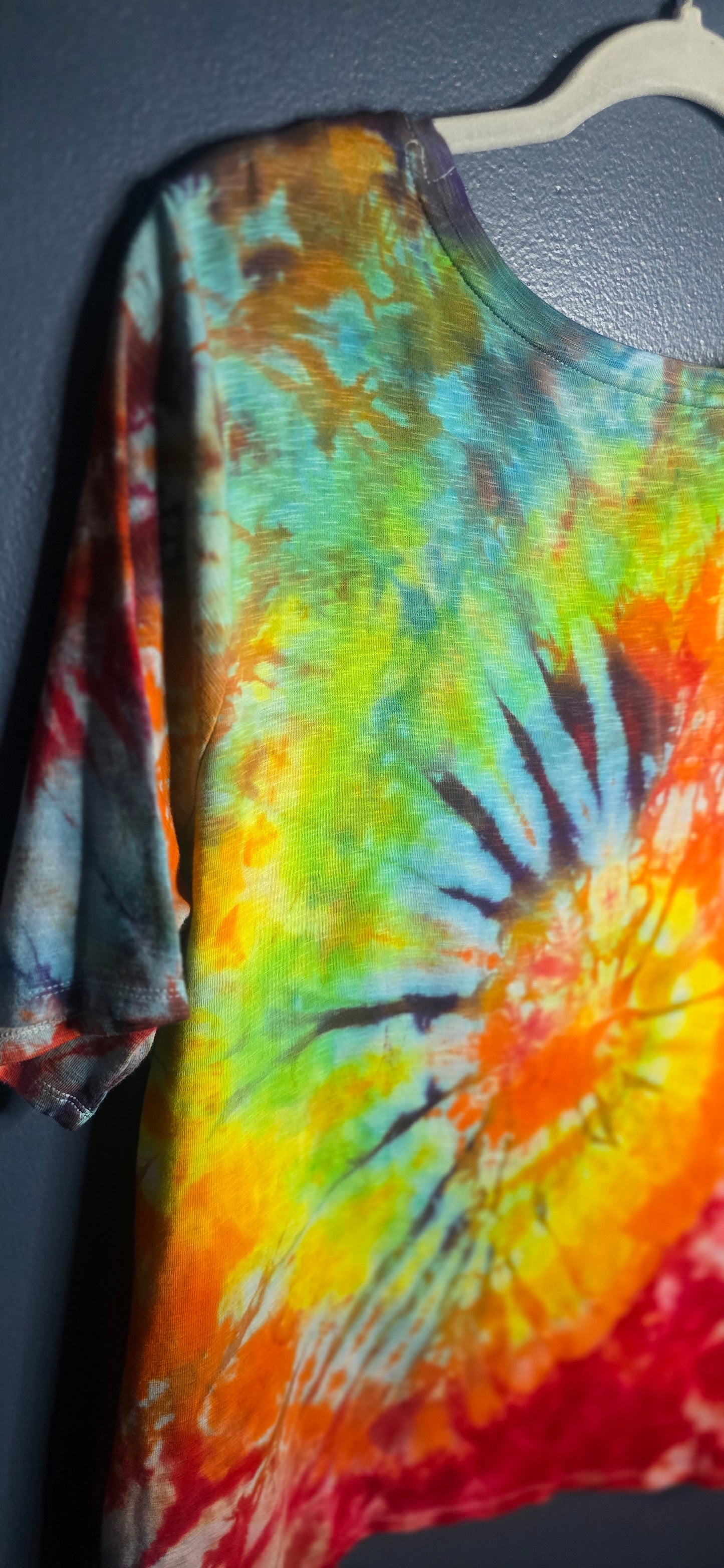 🌈 SUNBURST EYELET RAINBOW TIE-DYE TOP — SIZE XXL